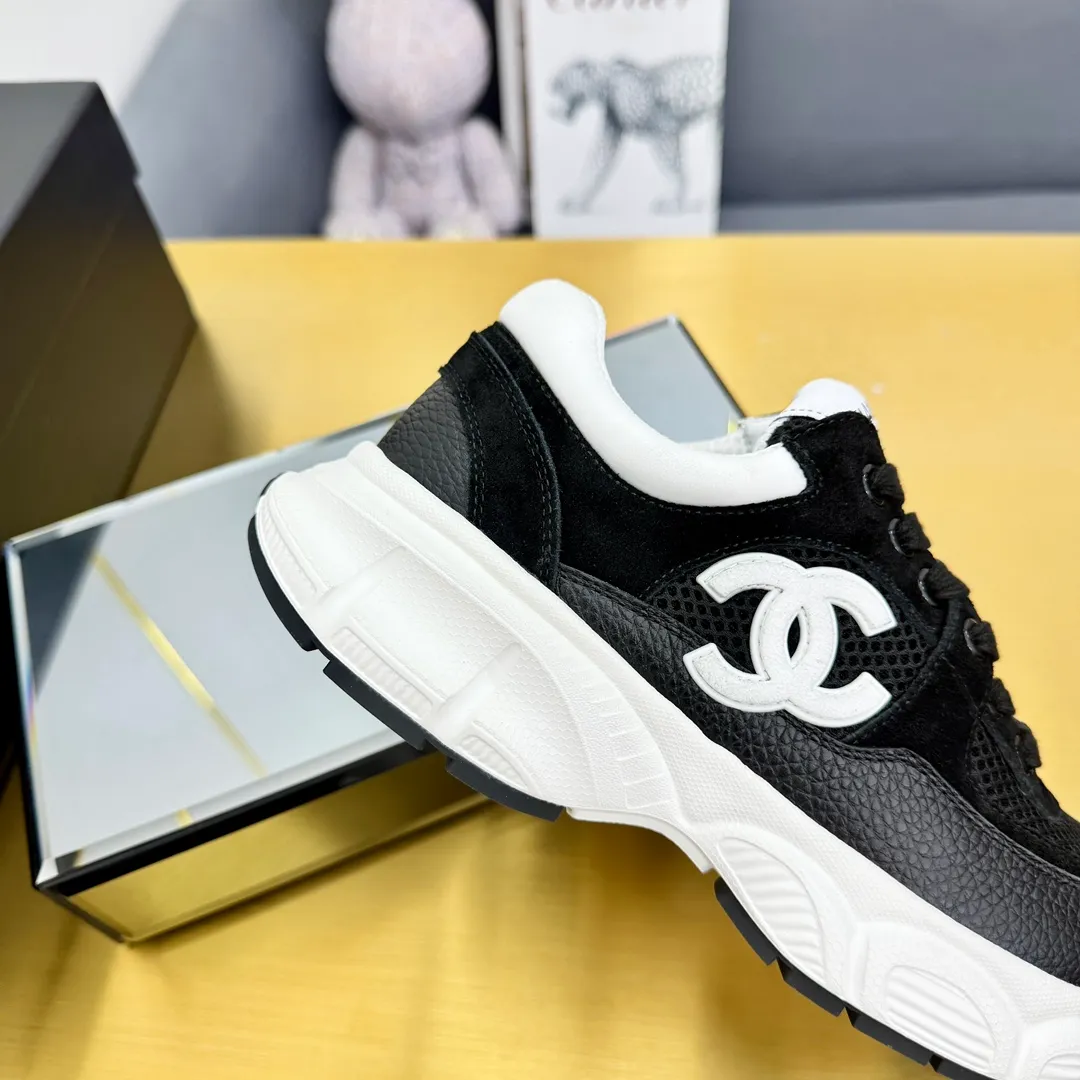 👟👟Ex-factory price 600👟👟 Upgraded version, upgraded version, upgraded version! No rebuttal accepted! ! ! ! Chanel Chanel dad shoes, couples' model for men and women - 2025 top casual sports shoes in the counter. This classic design; the upper is electro-embroidered with various techniques; ❷The inner lining is made of: original Yangli + net ❸The outsole is based on: the original TPU combination outsole. The full set of boutique packaging for women 35–41